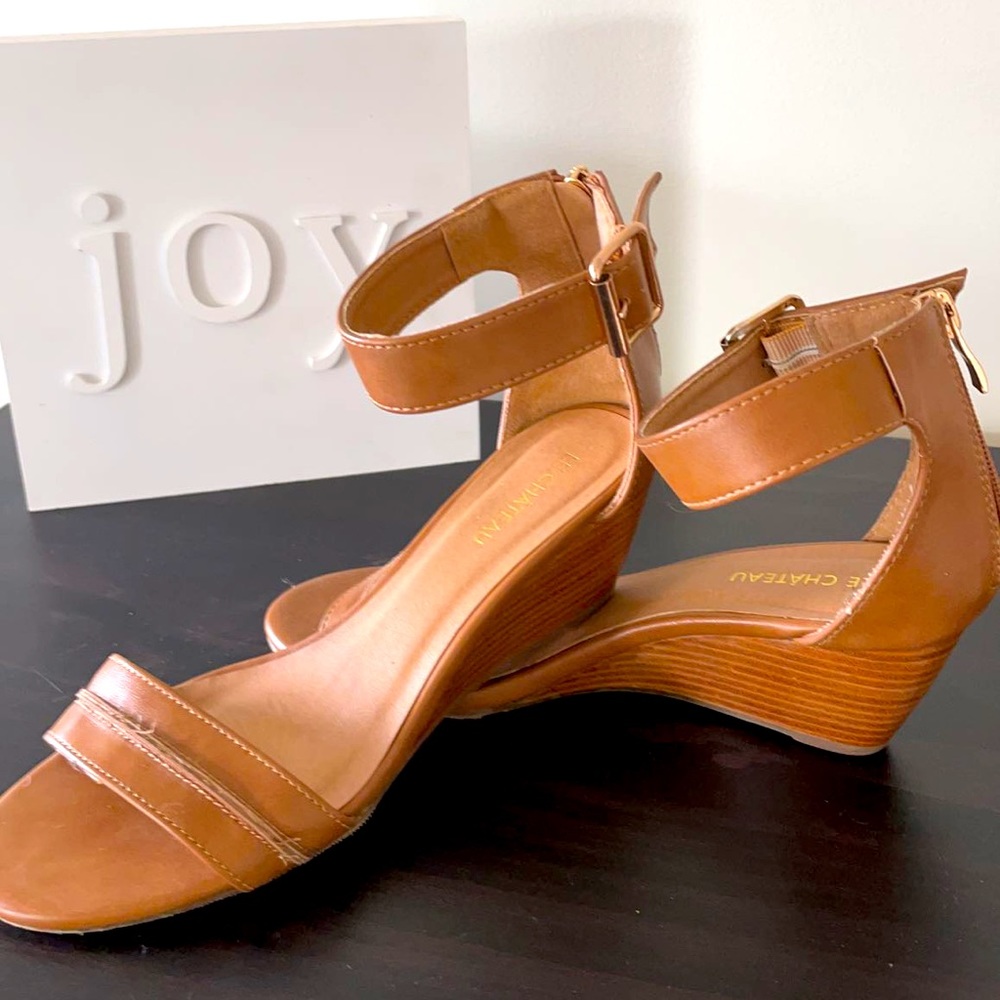 Like new le chateau leather sandals